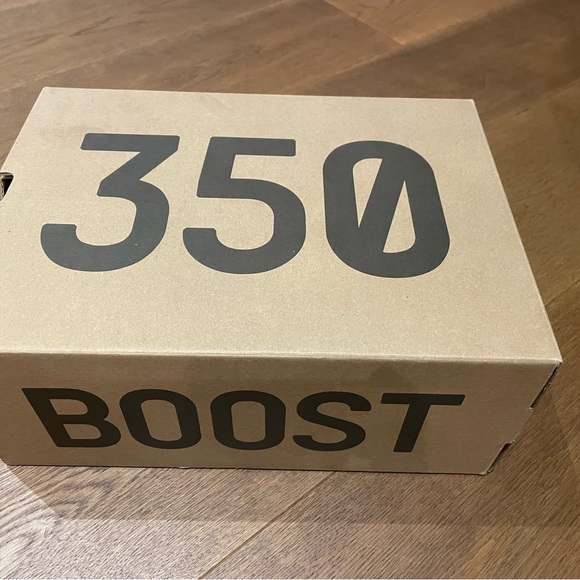 Yeezy Boost 350 V2 Men’s size 8.5 (yellow) bought from Stock X - authentic - Picture 9 of 9